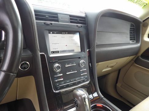 Used 2016 Lincoln Navigator Reserve AWD/4WD image 7