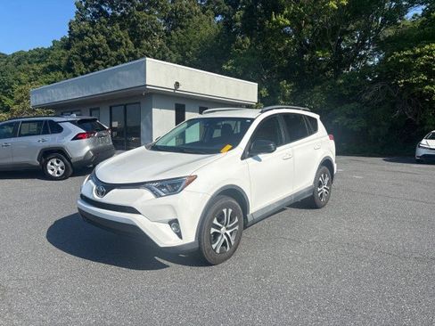 Used 2017 Toyota RAV4 LE FWD image 1