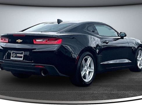 Used 2018 Chevrolet Camaro LT RWD image 7