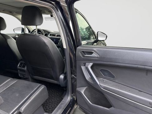 Used 2021 Volkswagen Tiguan SE w/ Panoramic Sunroof Package AWD/4WD image 18