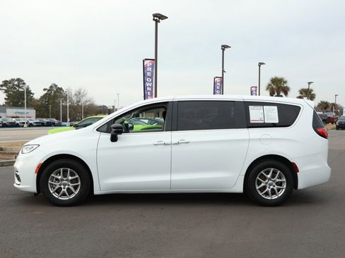 Certified 2024 Chrysler Pacifica Touring-L image 9