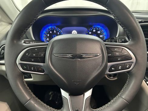 Used 2023 Chrysler Pacifica Touring-L image 18