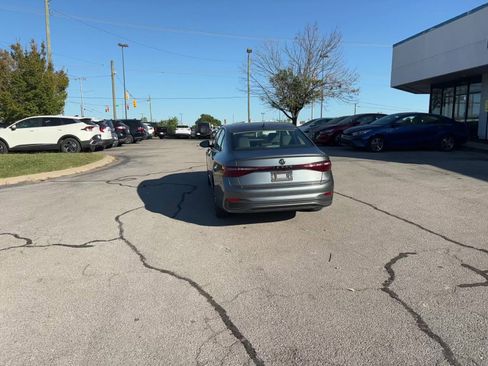 Used 2025 Volkswagen Jetta SE image 16