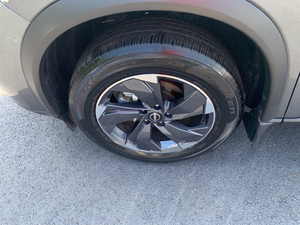 Certified 2025 Nissan Rogue SV FWD image 28