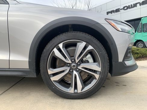 Used 2025 Volvo V60 B5 Cross Country Plus image 13