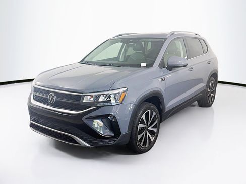 Used 2023 Volkswagen Taos SE w/ Panoramic Sunroof Package FWD image 3