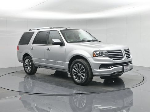 Used 2017 Lincoln Navigator Select RWD image 9