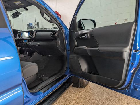 Used 2017 Toyota Tacoma TRD Sport AWD/4WD image 19