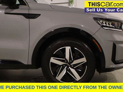 Used 2022 Kia Sorento EX w/ Panoramic Sunroof Package FWD image 11
