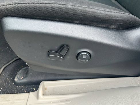 Certified 2022 Chrysler Voyager LX FWD image 13