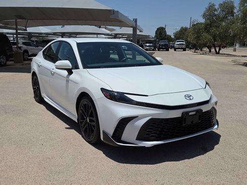 Used 2025 Toyota Camry SE FWD image 2