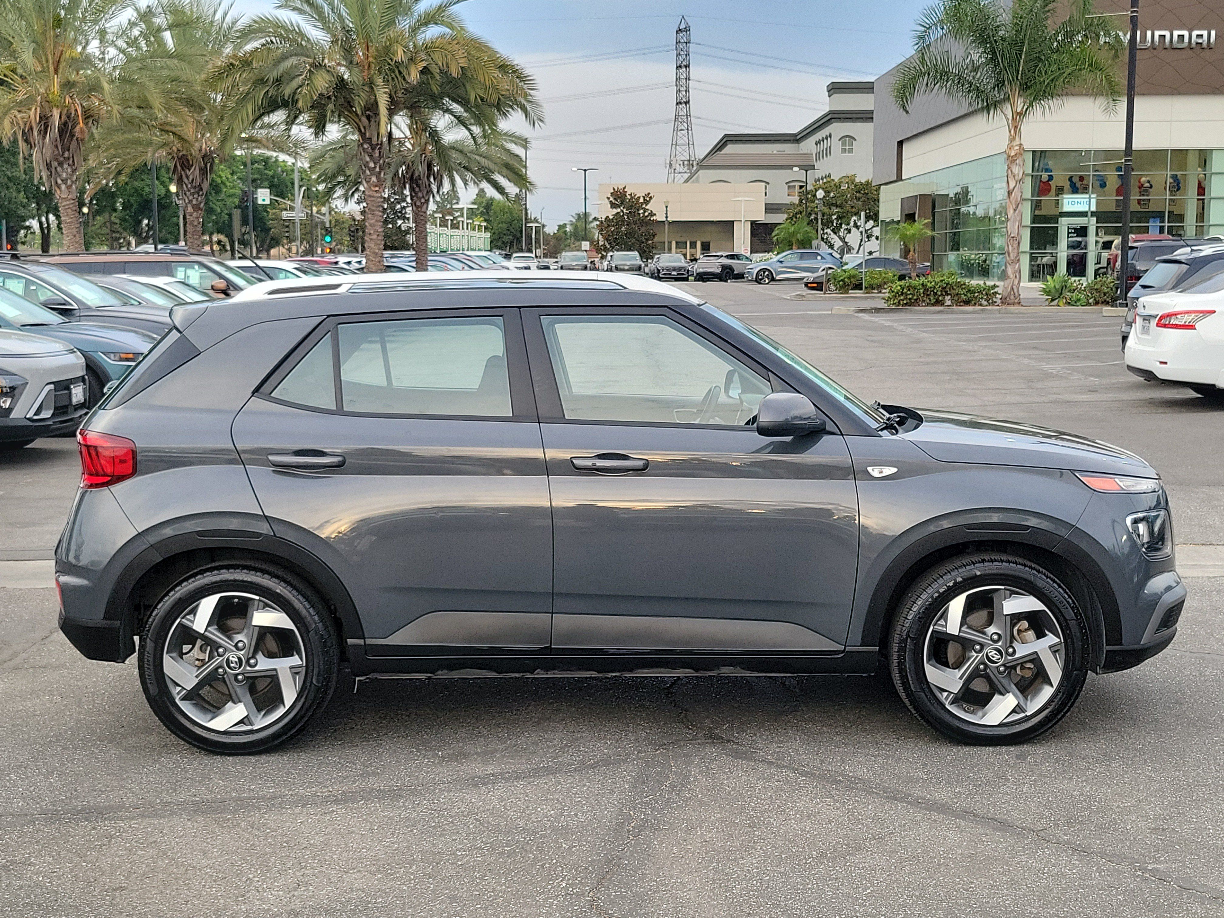 Certified 2024 Hyundai Venue SEL FWD image 5
