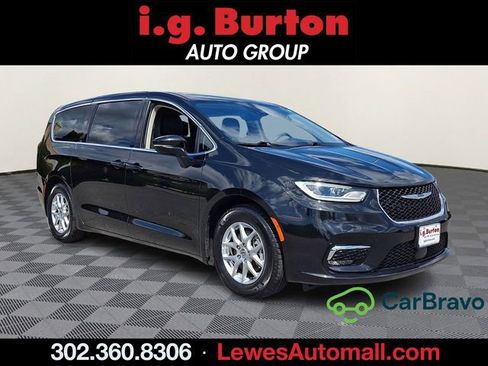Used 2023 Chrysler Pacifica Touring-L FWD image 1