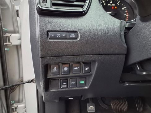 Used 2020 Nissan Rogue SV image 15