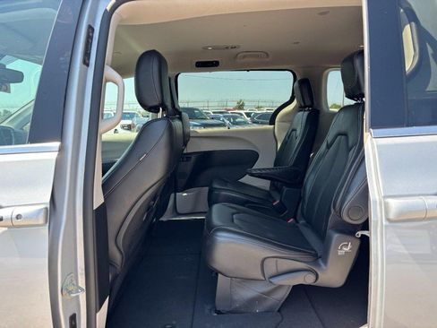 Used 2024 Chrysler Pacifica Touring-L FWD image 14