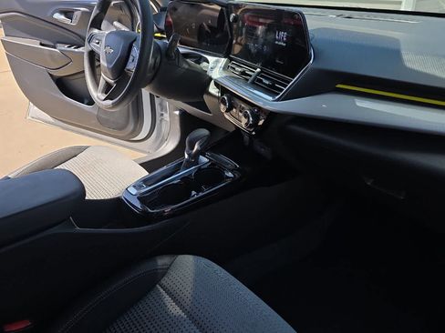 Used 2025 Chevrolet Trax LT FWD image 18