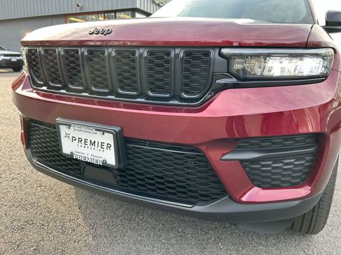 Used 2025 Jeep Grand Cherokee Laredo AWD/4WD image 10