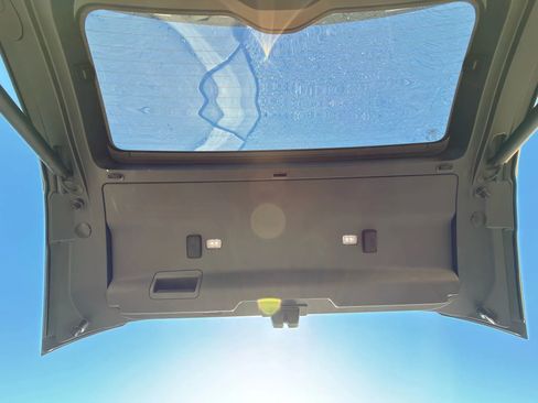 Used 2023 Land Rover Discovery Metropolitan Edition image 14