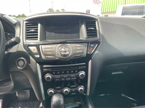 Used 2019 Nissan Pathfinder SV AWD/4WD image 16