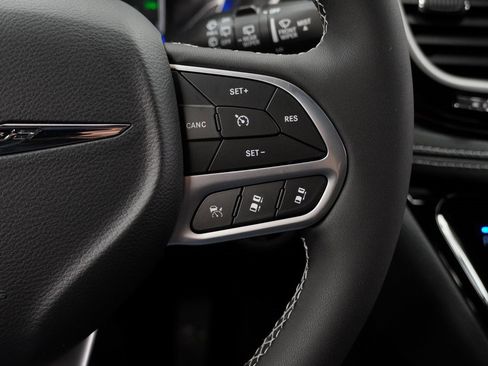 Certified 2025 Chrysler Pacifica Select image 33