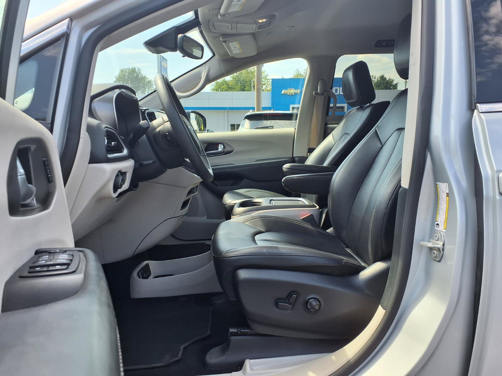 Used 2024 Chrysler Pacifica Touring-L FWD image 16