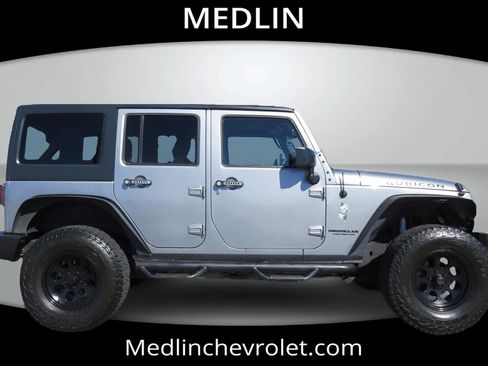 Used 2015 Jeep Wrangler Unlimited Rubicon w/ Connectivity Group image 8