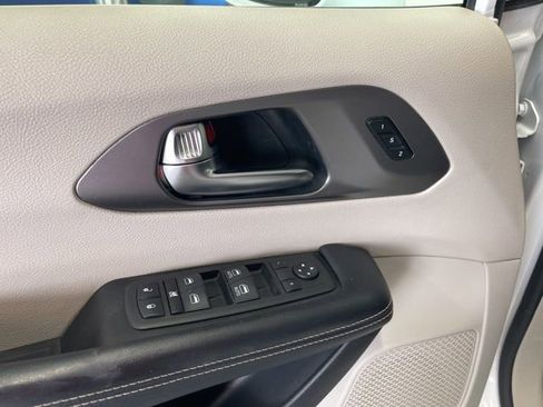 Used 2022 Chrysler Pacifica Touring-L FWD image 17