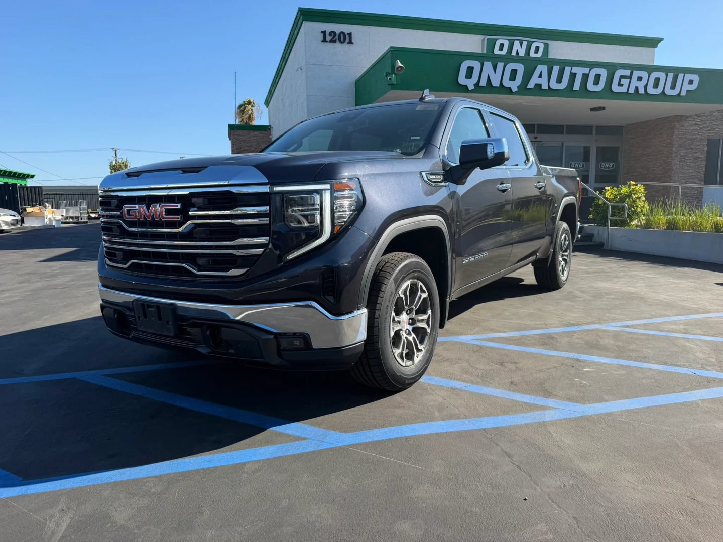 Used 2025 GMC Sierra 1500 SLT AWD/4WD image 2