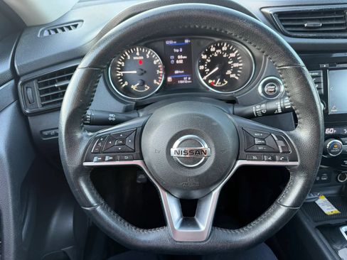 Used 2020 Nissan Rogue SV FWD image 12