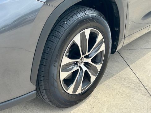 Certified 2025 Toyota Highlander XLE FWD image 9