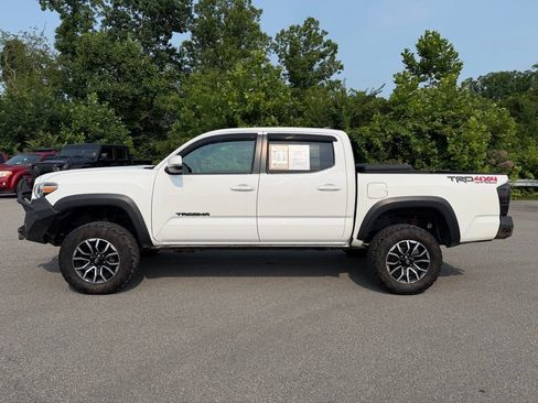 Used 2017 Toyota Tacoma TRD Off-Road w/ Tow Package (A/T) AWD/4WD image 2