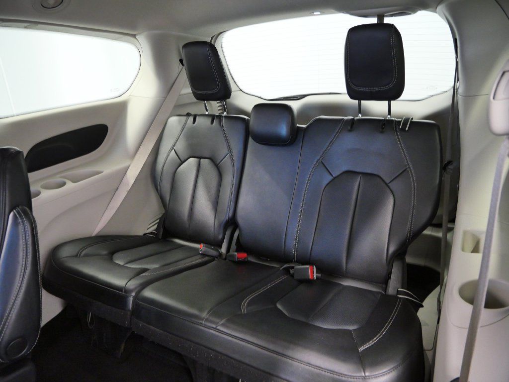 Certified 2023 Chrysler Pacifica Touring-L FWD image 16