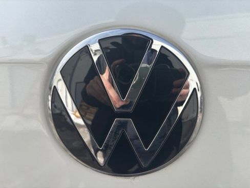 Used 2023 Volkswagen Tiguan SE R-Line image 10