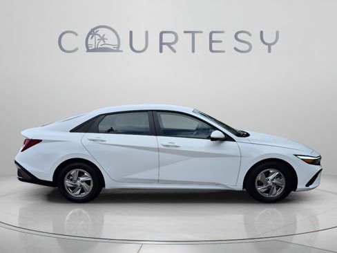 Used 2025 Hyundai Elantra SE FWD image 6