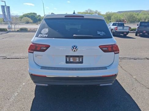 Used 2020 Volkswagen Tiguan SE w/ Panoramic Sunroof Package image 9
