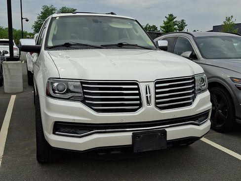 Used 2017 Lincoln Navigator Reserve AWD/4WD image 2