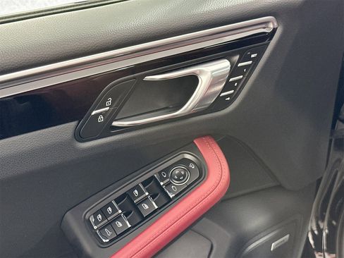 Certified 2023 Porsche Macan S w/ Premium Package Plus image 31