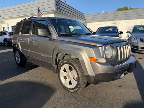 Used 2014 Jeep Patriot Latitude FWD image 12