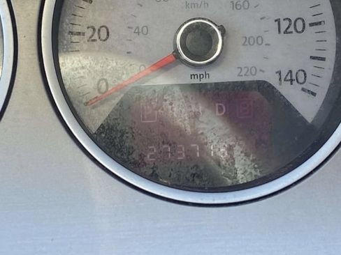 Used 2012 Volkswagen Routan SEL FWD image 15