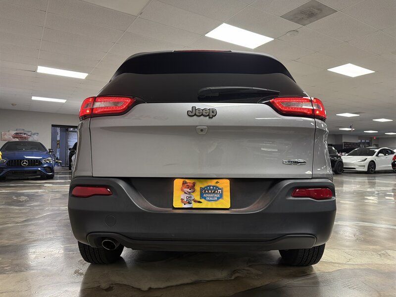 Used 2018 Jeep Cherokee Latitude Plus w/ Comfort/Convenience Group FWD image 10