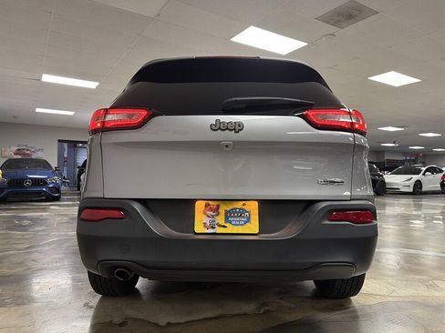 Used 2018 Jeep Cherokee Latitude Plus w/ Comfort/Convenience Group FWD image 10