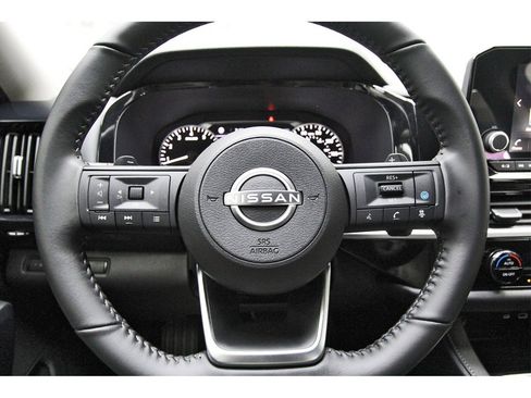 Used 2025 Nissan Pathfinder SV image 11