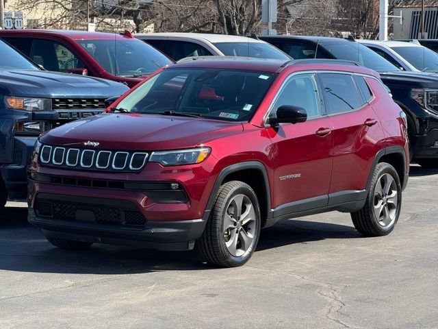Used 2022 Jeep Compass Latitude w/ Sun and Sound Group AWD/4WD image 3
