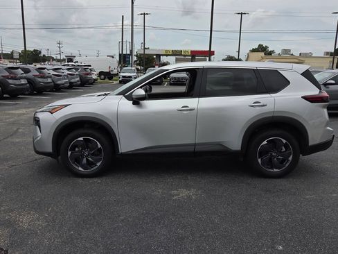 Used 2024 Nissan Rogue SV AWD/4WD image 4