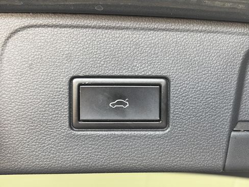 Used 2018 Volkswagen Atlas SEL FWD image 16
