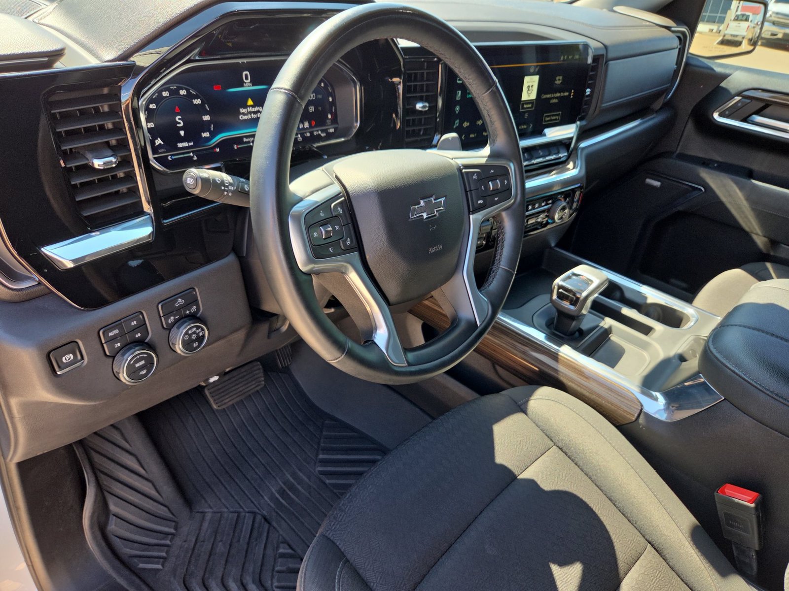 Used 2024 Chevrolet Silverado 1500 LT Trail Boss w/ Convenience Package II AWD/4WD image 10