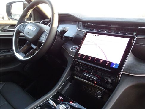 Used 2025 Jeep Grand Cherokee Limited w/ Black Appearance Package image 7