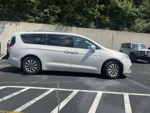 Used 2021 Chrysler Pacifica Touring-L FWD image 2