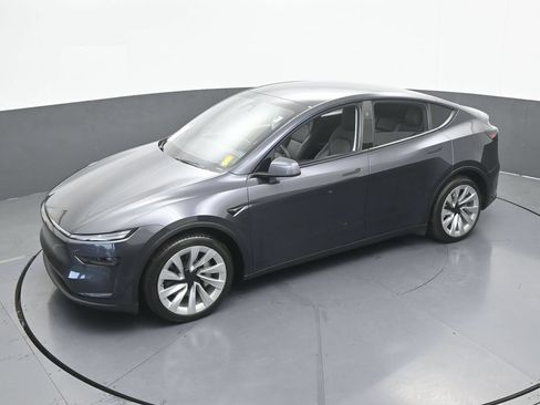Used 2026 Tesla Model Y 2WD image 40