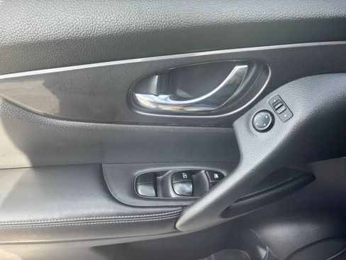 Used 2018 Nissan Rogue SV FWD image 22